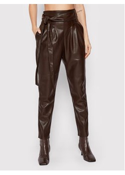 Marciano Guess Spodnie z imitacji skóry Pixie 1BGB31 9646Z Brązowy Regular Fit ze sklepu MODIVO w kategorii Spodnie damskie - zdjęcie 152686023