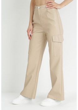 Jasnobeżowe Spodnie z Imitacji Skóry z Wysokim Stanem i Szeroką Nogawką Charissa ze sklepu Born2be Odzież w kategorii Spodnie damskie - zdjęcie 152694941