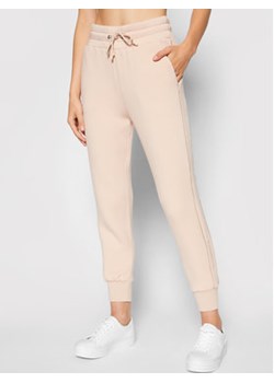 Guess Spodnie dresowe Janet W1YB49 KAMN2 Beżowy Regular Fit ze sklepu MODIVO w kategorii Spodnie damskie - zdjęcie 152945802