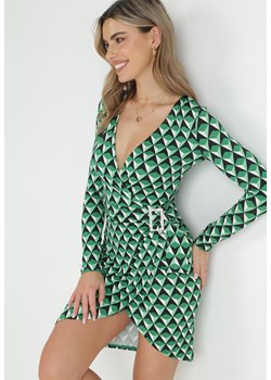 Zielona Dopasowana Sukienka w Geometryczny Wzór z Ozdobnym Wiązaniem Ashlesha ze sklepu Born2be Odzież w kategorii Sukienki - zdjęcie 153023270