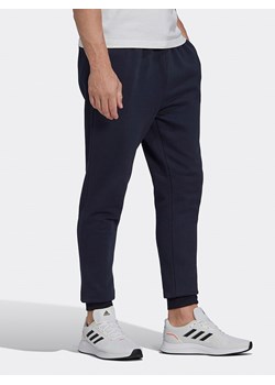 adidas Spodnie dresowe &quot;Feelcozy&quot; w kolorze granatowym ze sklepu Limango Polska w kategorii Spodnie męskie - zdjęcie 153056080