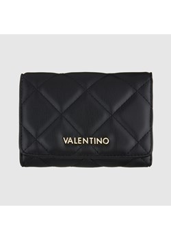 VALENTINO SPA - Rozkładany czarny pikowany damski portfel OCARINA WALLET ze sklepu outfit.pl w kategorii Portfele damskie - zdjęcie 153062863