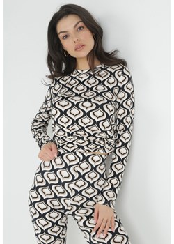 Czarno-Biała Dopasowana Bluzka w Retro Wzór z Marszczeniem Shili ze sklepu Born2be Odzież w kategorii Bluzki damskie - zdjęcie 153062953