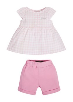 Guess Komplet t-shirt i spodenki A3GG12 WFBB0 Różowy Regular Fit ze sklepu MODIVO w kategorii Odzież dla niemowląt - zdjęcie 153065344