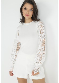 Biała Bluzka z Długimi Ażurowymi Rękawami Chaleta ze sklepu Born2be Odzież w kategorii Bluzki damskie - zdjęcie 153135651