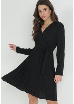 Czarna Sukienka Plisowana z Kopertowym Dekoltem i Paskiem Minesia ze sklepu Born2be Odzież w kategorii Sukienki - zdjęcie 153135760