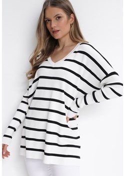 Biały Oversizowy Sweter w Paski z Trójkątnym Dekoltem Darivia ze sklepu Born2be Odzież w kategorii Swetry damskie - zdjęcie 153138241