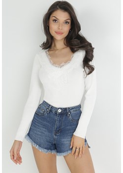 Biały Sweter z Długim Rękawem i Ozdobnym Dekoltem Minelona ze sklepu Born2be Odzież w kategorii Swetry damskie - zdjęcie 153138251