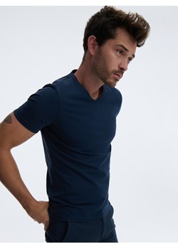 Reserved - T-shirt slim z dekoltem V - granatowy ze sklepu Reserved w kategorii T-shirty męskie - zdjęcie 153157814