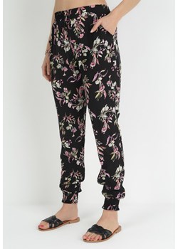 Czarne Spodnie w Kwiaty z Gumką w Pasie z Wiskozy Chelina ze sklepu Born2be Odzież w kategorii Spodnie damskie - zdjęcie 153192201
