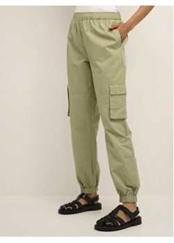 Karen by Simonsen Spodnie materiałowe Henley 10104316 Zielony Baggy Fit ze sklepu MODIVO w kategorii Spodnie damskie - zdjęcie 153222662