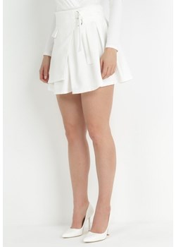 Biała Kopertowa Spódnica Mini z Ozdobnymi Paskami Conia ze sklepu Born2be Odzież w kategorii Spódnice - zdjęcie 153232203