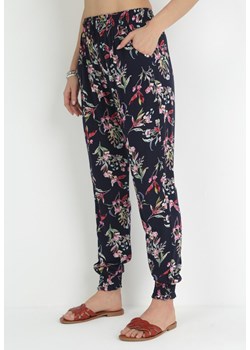 Granatowe Spodnie w Kwiaty z Gumką w Pasie z Wiskozy Chelina ze sklepu Born2be Odzież w kategorii Spodnie damskie - zdjęcie 153232403