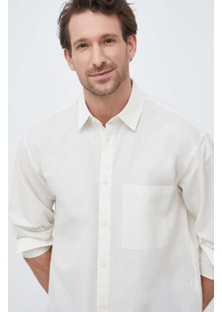 Calvin Klein koszula z domieszką lnu kolor beżowy relaxed z kołnierzykiem klasycznym ze sklepu ANSWEAR.com w kategorii Koszule męskie - zdjęcie 153238024