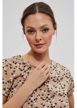 Bluzka z drobnym kwiatowym printem karmelowa ze sklepu Moodo.pl w kategorii Bluzki damskie - zdjęcie 153348240