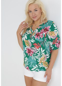 Zielona Bluzka z Wiskozy w Kwiaty i Trójkątnym Dekoltem Gladiola ze sklepu Born2be Odzież w kategorii Bluzki damskie - zdjęcie 153375553