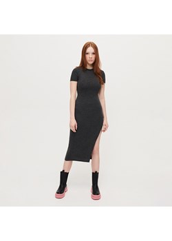 Dopasowana sukienka midi z krótkim rękawem szara - Czarny ze sklepu House w kategorii Sukienki - zdjęcie 153378664