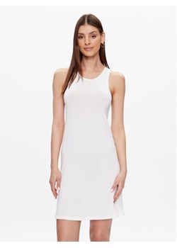 Calvin Klein Swimwear Sukienka plażowa KW0KW02145 Biały Slim Fit ze sklepu MODIVO w kategorii Sukienki - zdjęcie 153437491