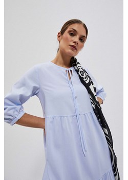Sukienka maxi z wiązaniem na dekolcie błękitna ze sklepu Moodo.pl w kategorii Sukienki - zdjęcie 153522282