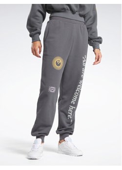 Reebok Spodnie dresowe Reebok Classics Graphic Joggers HS4264 Szary ze sklepu MODIVO w kategorii Spodnie damskie - zdjęcie 153524543