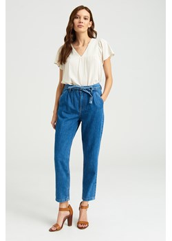 Jeansowe spodnie loose-fit z zakładkami i paskiem ze sklepu Greenpoint.pl w kategorii Jeansy damskie - zdjęcie 153554252