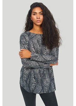 Dłuższy sweter z czarno-białym nadrukiem ze sklepu Greenpoint.pl w kategorii Swetry damskie - zdjęcie 153554493