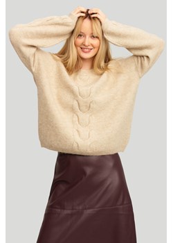 Sweter o luźnym kroju z ozdobnymi warkoczami, beżowy ze sklepu Greenpoint.pl w kategorii Swetry damskie - zdjęcie 153554504
