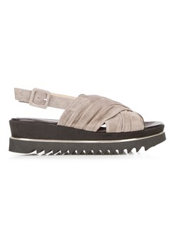 Damskie sandały zamszowe na platformie beżowe ze sklepu WITTCHEN w kategorii Sandały damskie - zdjęcie 153682454