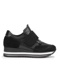 Damskie sneakersy zamszowe na rzep na platformie czarne ze sklepu WITTCHEN w kategorii Buty sportowe damskie - zdjęcie 153703091
