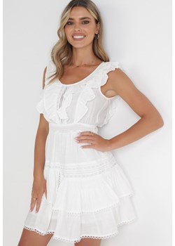 Biała Rozkloszowana Sukienka z Cienkimi Gumkami w Pasie i Falbankami Raizela ze sklepu Born2be Odzież w kategorii Sukienki - zdjęcie 153733571