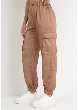 Ciemnobeżowe Bawełniane Spodnie Joggery z Szerokimi Kieszeniami Romia ze sklepu Born2be Odzież w kategorii Spodnie damskie - zdjęcie 153740331