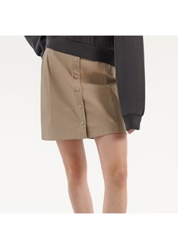 Dopasowana spódnica mini z imitacji skóry beżowa - Beżowy ze sklepu House w kategorii Spódnice - zdjęcie 153769922