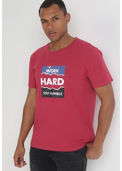 Bordowa Koszulka z Krótkim Rękawem i Nadrukowanym Napisem Evelon ze sklepu Born2be Odzież w kategorii T-shirty męskie - zdjęcie 153778913