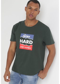 Ciemnozielona Koszulka z Krótkim Rękawem i Nadrukowanym Napisem Evelon ze sklepu Born2be Odzież w kategorii T-shirty męskie - zdjęcie 153778920
