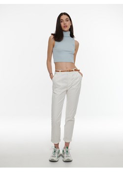 Reserved - Spodnie chino z paskiem - Kremowy ze sklepu Reserved w kategorii Spodnie damskie - zdjęcie 153785192
