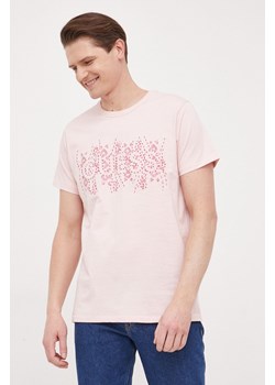 Guess t-shirt bawełniany kolor różowy z aplikacją ze sklepu ANSWEAR.com w kategorii T-shirty męskie - zdjęcie 153788142