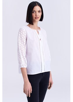 Bawełniana, biała bluzka z ażurowymi rękawami ze sklepu Greenpoint.pl w kategorii Bluzki damskie - zdjęcie 153792594