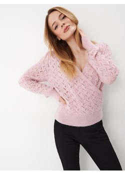 Mohito - Ażurowy sweter z kopertowym dekoltem - Różowy ze sklepu Mohito w kategorii Swetry damskie - zdjęcie 154069442