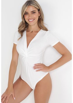 Białe Body z Głębokim Dekoltem i Ozdobnym Węzłem Frauke ze sklepu Born2be Odzież w kategorii Bluzki damskie - zdjęcie 154078870
