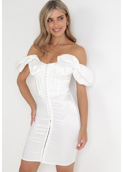 Biała Satynowa Sukienka Dopasowana z Bufiastym Rękawem Suse ze sklepu Born2be Odzież w kategorii Sukienki - zdjęcie 154102601