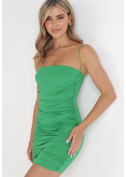 Zielona Sukienka Dopasowana z Marszczeniem na Ramiączkach Sofisa ze sklepu Born2be Odzież w kategorii Sukienki - zdjęcie 154102641