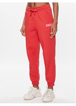 Outhorn Spodnie dresowe TTROF178 Czerwony Relaxed Fit ze sklepu MODIVO w kategorii Spodnie damskie - zdjęcie 154105023