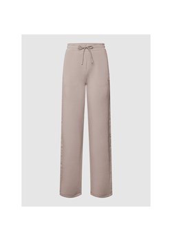 Spodnie dresowe o kroju straight fit z detalami z logo model ‘BRENDA’ ze sklepu Peek&Cloppenburg  w kategorii Spodnie damskie - zdjęcie 154120502