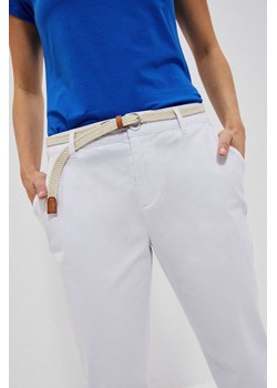 Spodnie typu chinos białe ze sklepu Moodo.pl w kategorii Spodnie damskie - zdjęcie 154162823