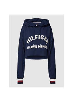 Bluza krótka z kapturem — Tommy Hilfiger x Shawn Mendes ze sklepu Peek&Cloppenburg  w kategorii Bluzy damskie - zdjęcie 154168774