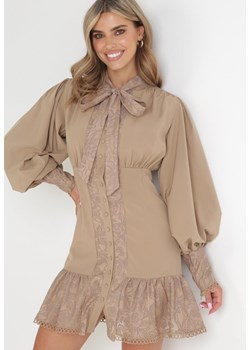 Ciemnobeżowa Koszulowa Sukienka Mini z Ozdobnym Wiązaniem i Szerokimi Mankietami Jeilana ze sklepu Born2be Odzież w kategorii Sukienki - zdjęcie 154171223
