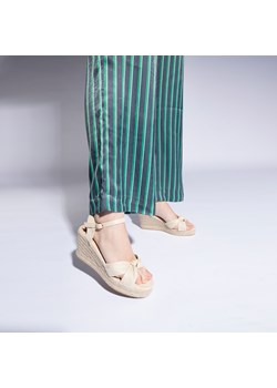 Damskie sandały na koturnie z ozdobnym supełkiem beżowe ze sklepu WITTCHEN w kategorii Espadryle damskie - zdjęcie 154173850