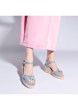 Damskie sandały na koturnie z ozdobnym supełkiem niebieske ze sklepu WITTCHEN w kategorii Sandały damskie - zdjęcie 154173851
