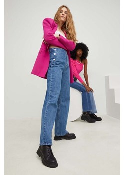 Answear Lab jeansy bawełniane X kolekcja limitowana SISTERHOOD high waist ze sklepu ANSWEAR.com w kategorii Jeansy damskie - zdjęcie 154176484