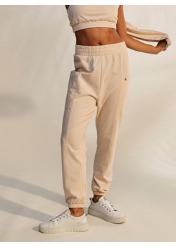 Damskie spodnie dresowe Roxy Next Set Drop Crotch Joggers - kremowe ze sklepu Sportstylestory.com w kategorii Spodnie damskie - zdjęcie 154180653